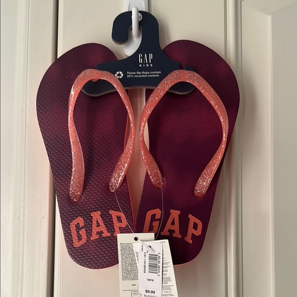 GAP Red Flip Flops - Picture 1 of 3